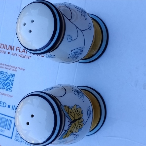 Fitz and Floyd English Garden Salt and Pepper Set, yellow &Blue - Picture 6 of 6